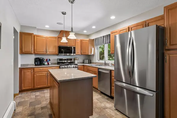 2006 River Hills DR, Burnsville, MN 55337