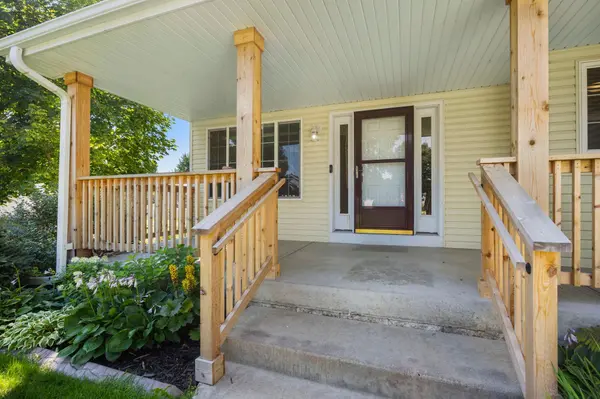 1011 Hillock ST NW, Isanti, MN 55040