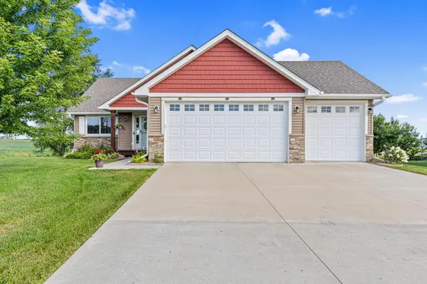 914 Prestwick DR, Belle Plaine, MN 56011