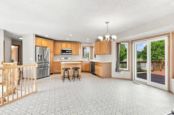 805 Daniel DR, Belle Plaine, MN 56011
