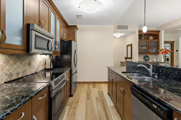 715 Linden ST #108, Mendota Heights, MN 55118