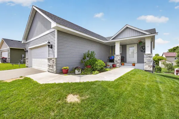 913 Moline LOOP NW, Isanti, MN 55040
