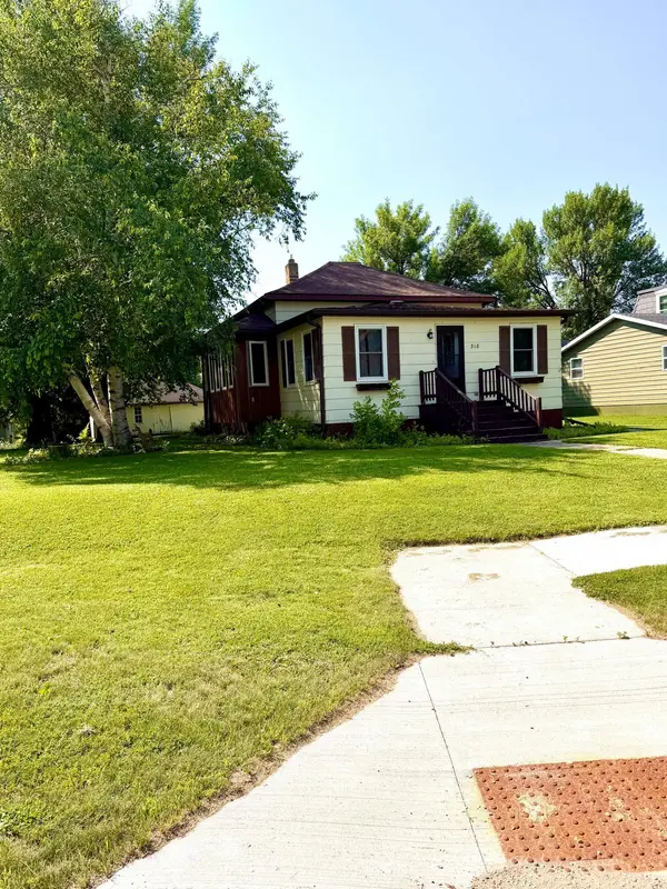 318 2nd ST SE, Hallock, MN 56728