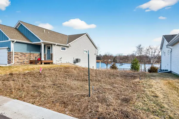 221 McCarrons PL W, Roseville, MN 55113