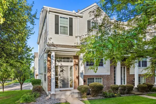 899 Ledgestone DR, Mahtomedi, MN 55115