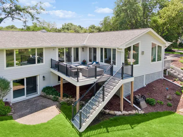 1155 Heritage LN, Wayzata, MN 55391