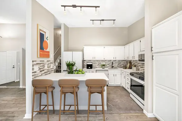 9712 Cimarron CIR, Minnetonka, MN 55305