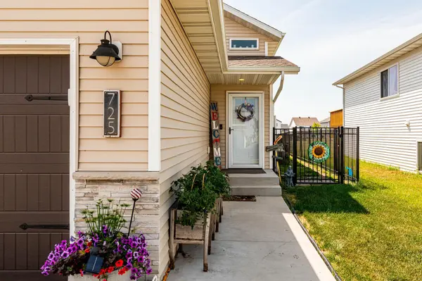 725 Prairie AVE, Horace, ND 58047
