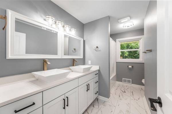 300 Viking DR, Mankato, MN 56001