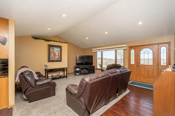 7195 County Road 10 E, Chaska, MN 55318