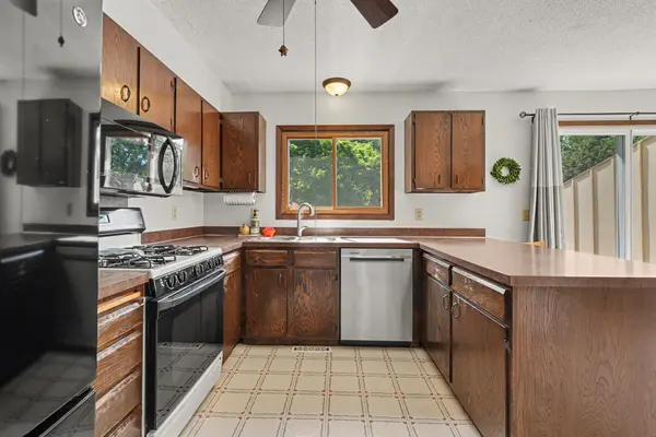 293 River Woods LN, Burnsville, MN 55337