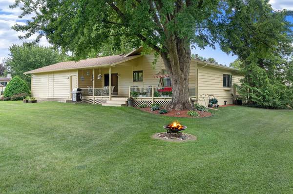 545 Crestview LN, Owatonna, MN 55060