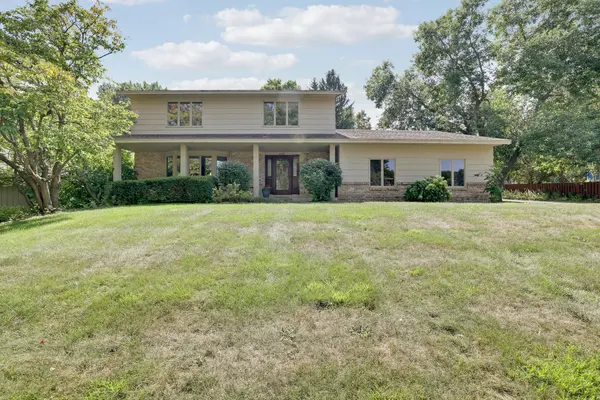 8359 Amsden Ridge DR, Bloomington, MN 55438