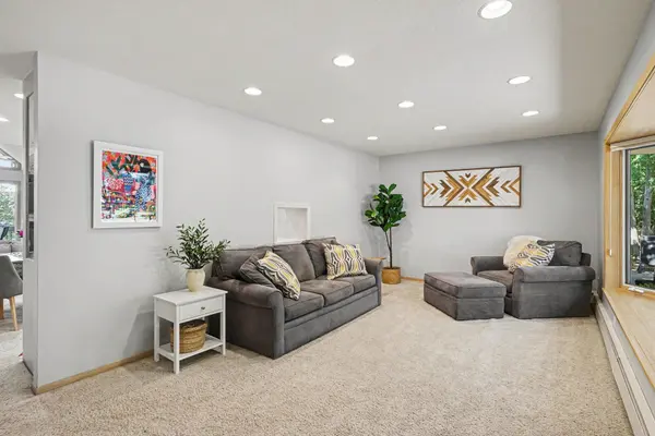 277 Highland DR, Chaska, MN 55318