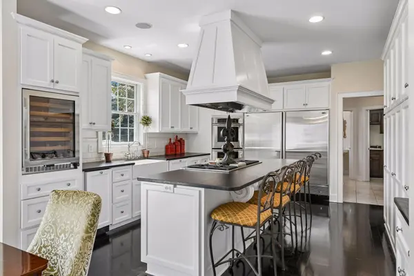 8585 Kelzer Pond DR, Victoria, MN 55386