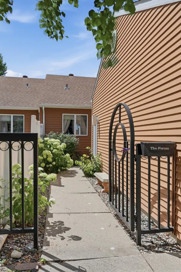 3333 W Prairiewood DR S, Fargo, ND 58103