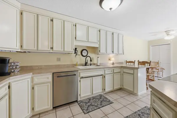 3333 W Prairiewood DR S, Fargo, ND 58103
