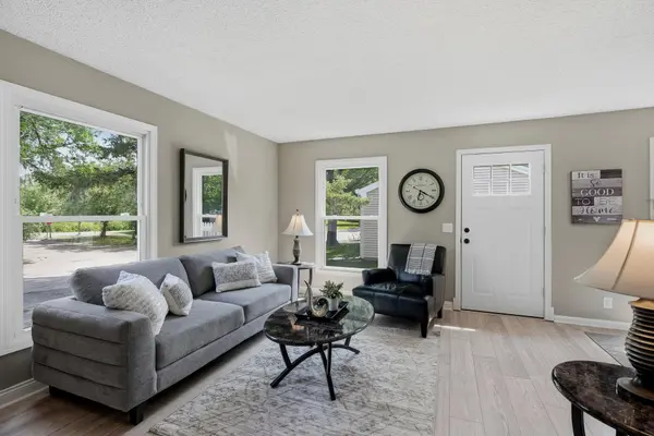4980 Grenwich TRL N, Oakdale, MN 55128