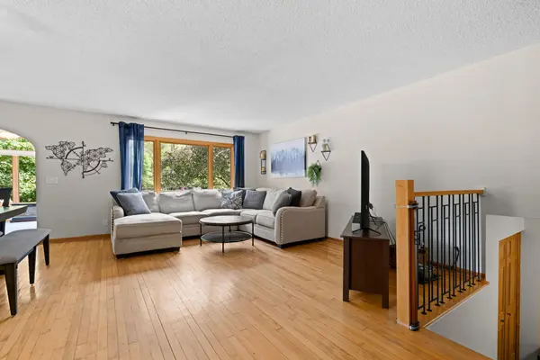 10359 Huntington DR, Eden Prairie, MN 55347