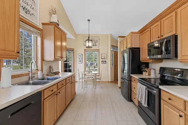 408 Holly LN N, Oakdale, MN 55128