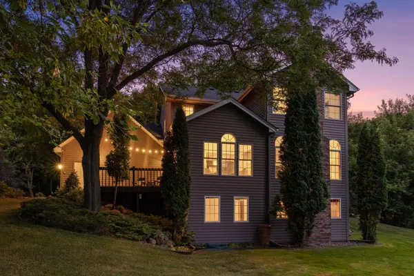 260 Mountain WAY, Chanhassen, MN 55317