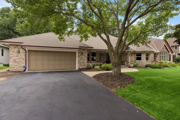 2488 Hillwood DR E, Maplewood, MN 55119