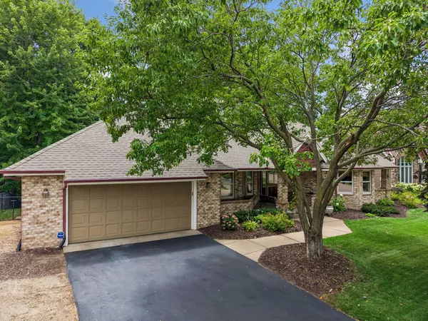 2488 Hillwood DR E, Maplewood, MN 55119