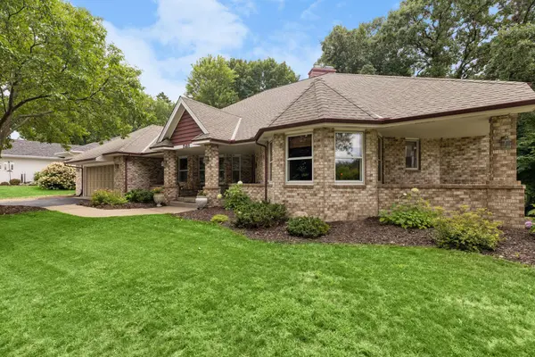 2488 Hillwood DR E, Maplewood, MN 55119