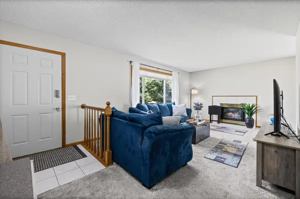 6775 Gretchen LN N, Oakdale, MN 55128