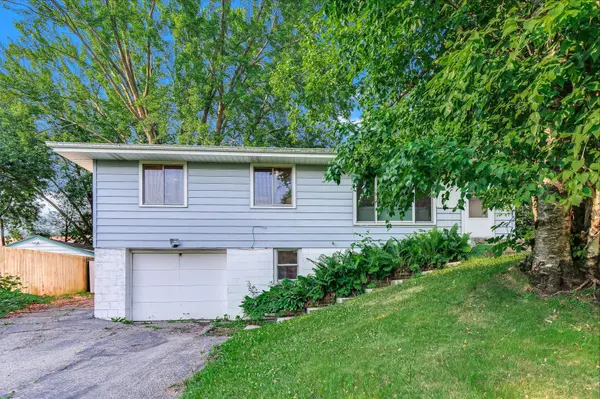 6481 Rath DR, Woodbury, MN 55125