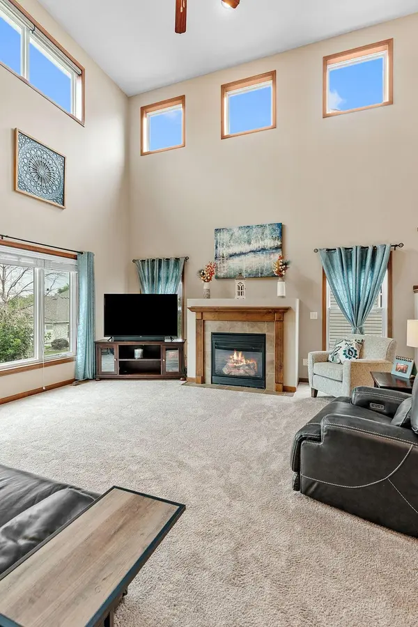 950 Drew DR, Woodbury, MN 55129