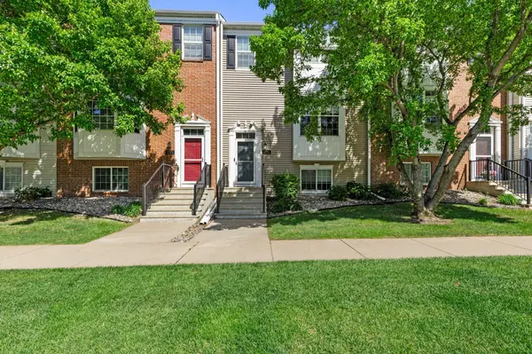1773 Grove DR, Shakopee, MN 55379
