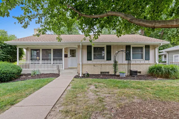 1912 Simpson ST, Falcon Heights, MN 55113