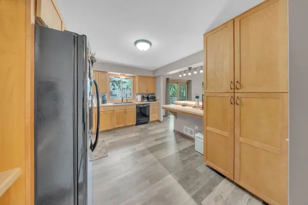 6864 Jeremy CT, Eden Prairie, MN 55346