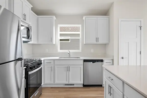 607 Redwood LOOP N, Cambridge, MN 55008