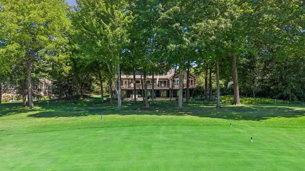 2890 Autumn Woods DR, Chaska, MN 55318