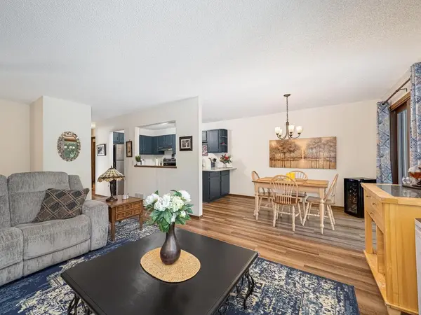 7201 Pontiac CIR, Chanhassen, MN 55317