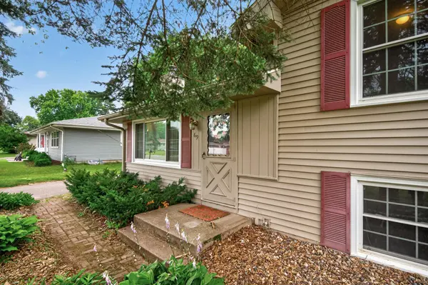 69 Dennis LN N, Maplewood, MN 55119