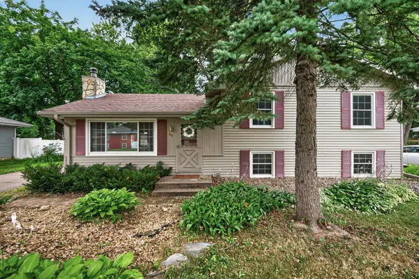 69 Dennis LN N, Maplewood, MN 55119