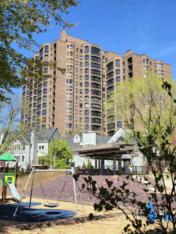 1235 Yale PL #1701, Minneapolis, MN 55403