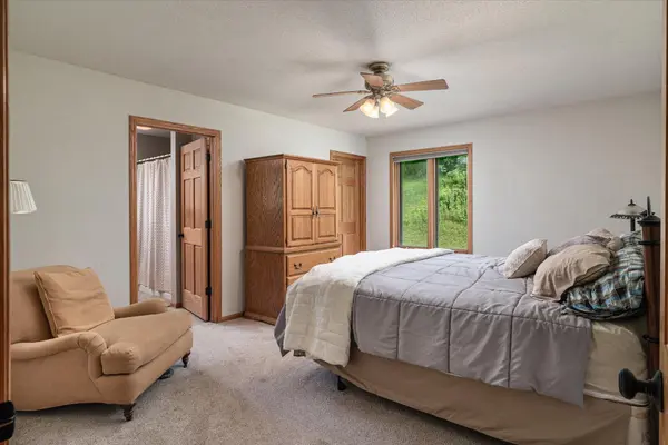 240 Red Apple DR, La Crescent, MN 55947