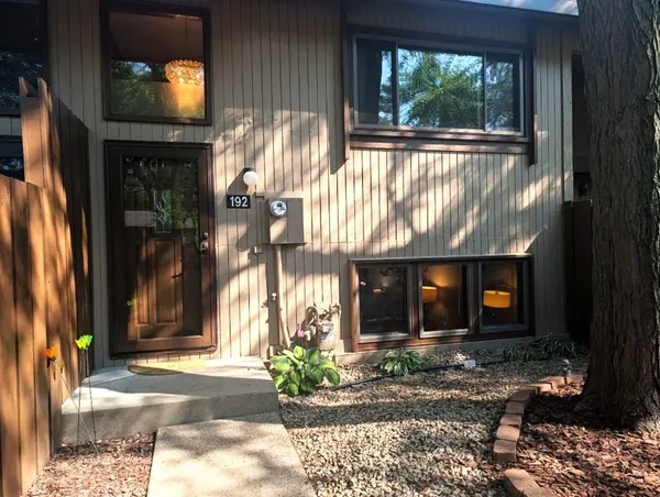 192 River Woods LN, Burnsville, MN 55337