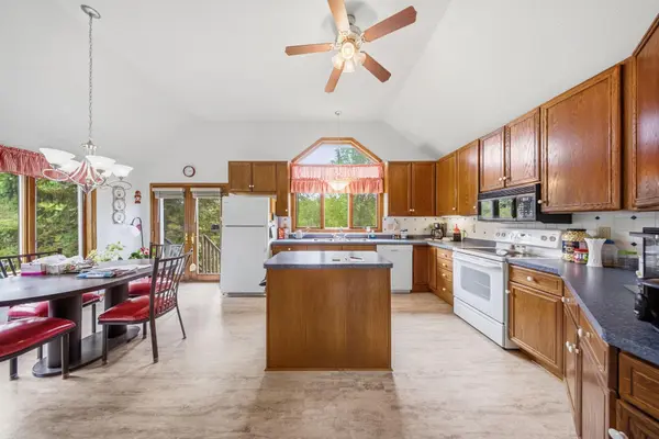 4852 Hillvale AVE N, Oakdale, MN 55128