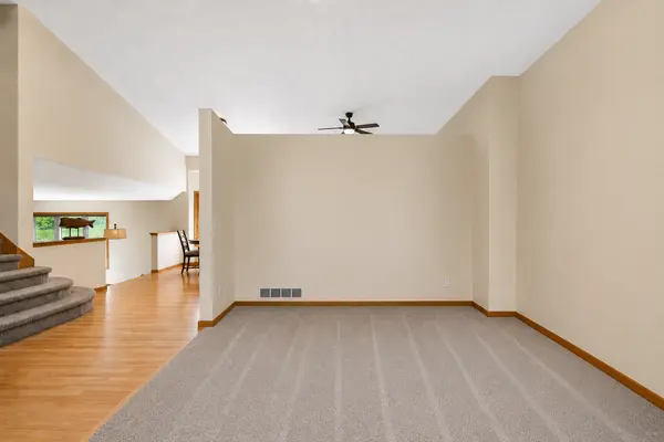 3951 Country Oaks DR, Chanhassen, MN 55331