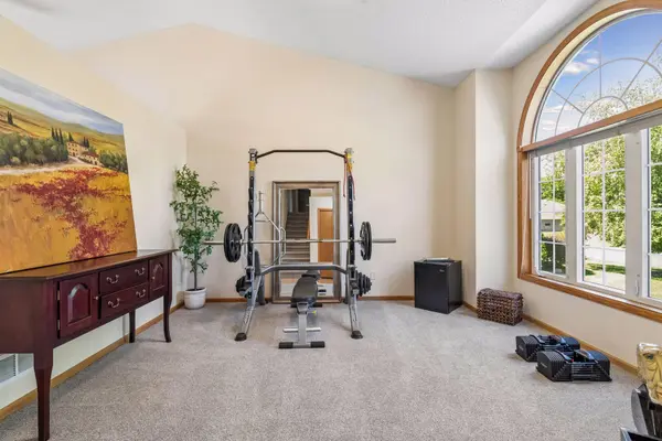 3951 Country Oaks DR, Chanhassen, MN 55331