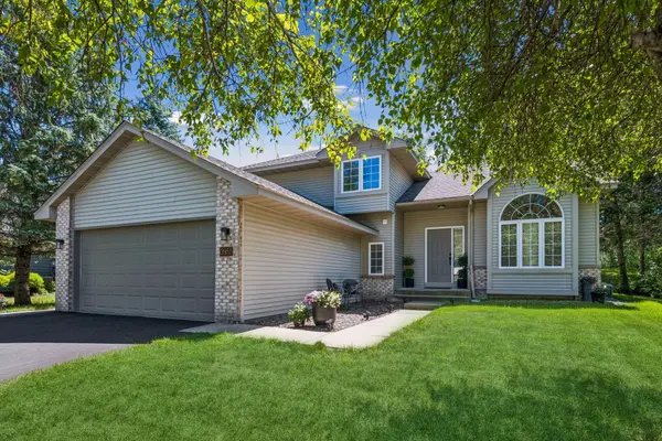 3951 Country Oaks DR, Chanhassen, MN 55331