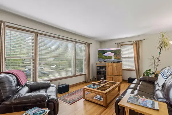 2245 Highland Pkwy, Saint Paul, MN 55116