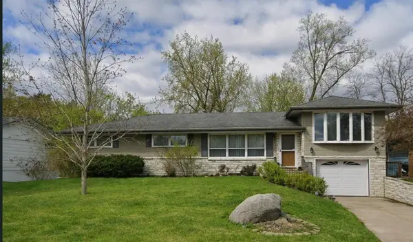 810 Oakwood DR, New Brighton, MN 55112