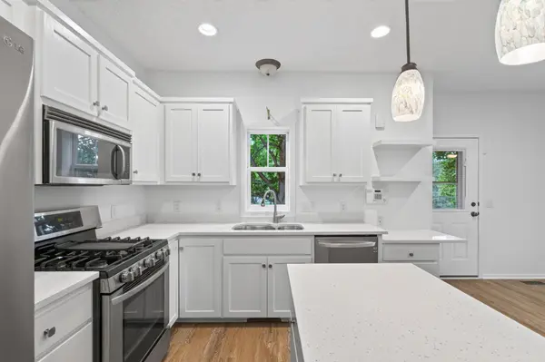 1548 Legacy Pkwy E, Maplewood, MN 55109