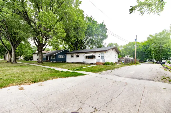 1011 College ST N, Fargo, ND 58102